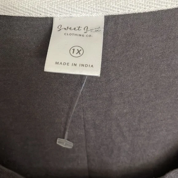 Gray scoopneck “proud mom“ embroidered T-shirt s 1X - Picture 2 of 3